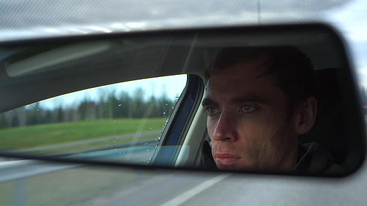 白人在高速公路上驾驶的汽车在芬兰后视镜中反射视频的预览图