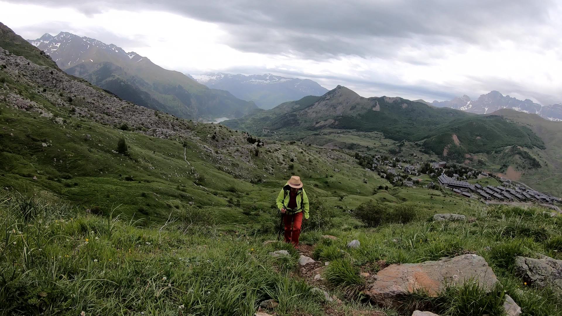 在比利牛斯山的塔纳山谷远足妇女是米加尔人韦斯卡人视频的预览图