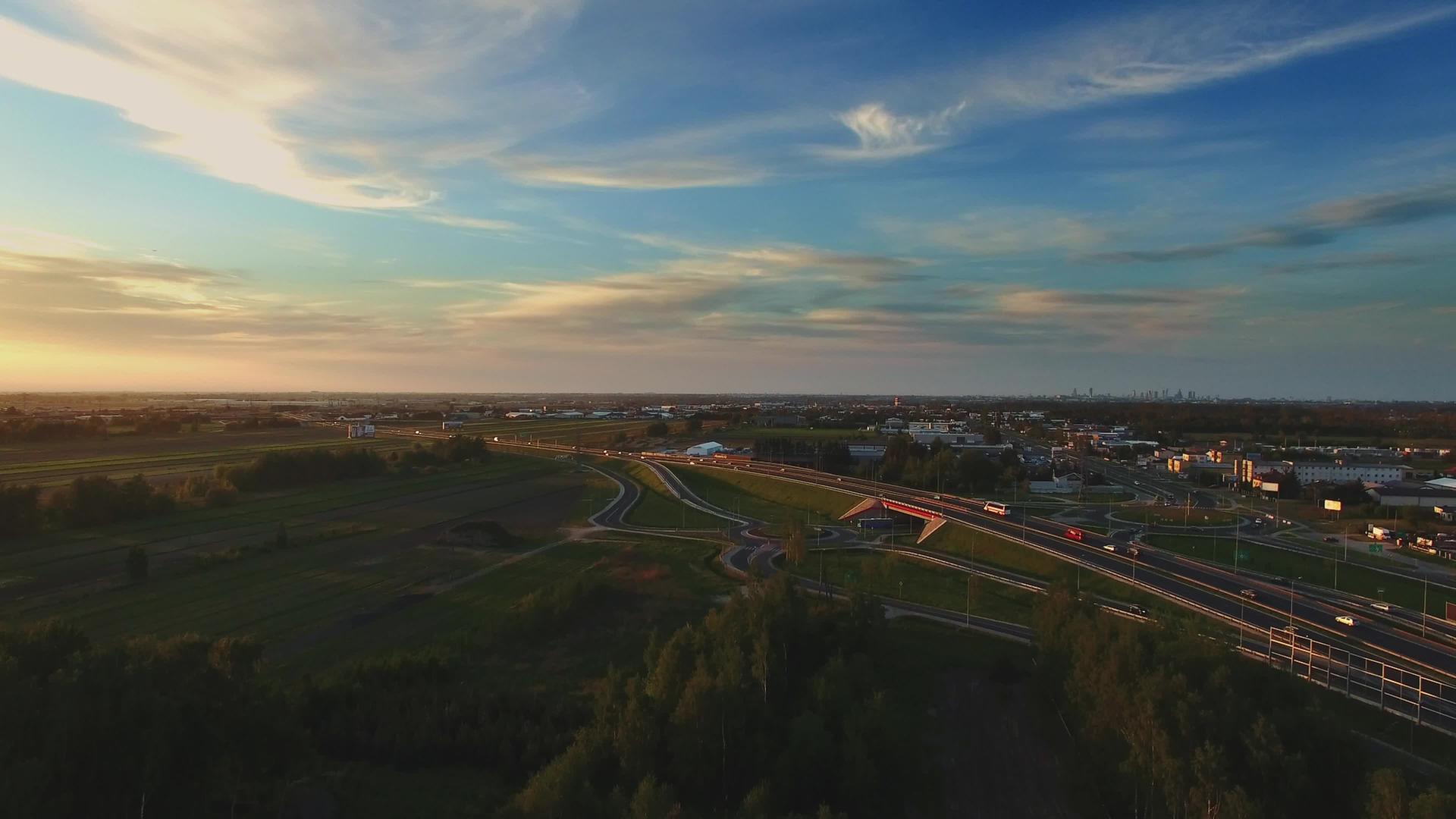 阳光明媚的日落现代欧洲空中无人飞机飞行视频的预览图