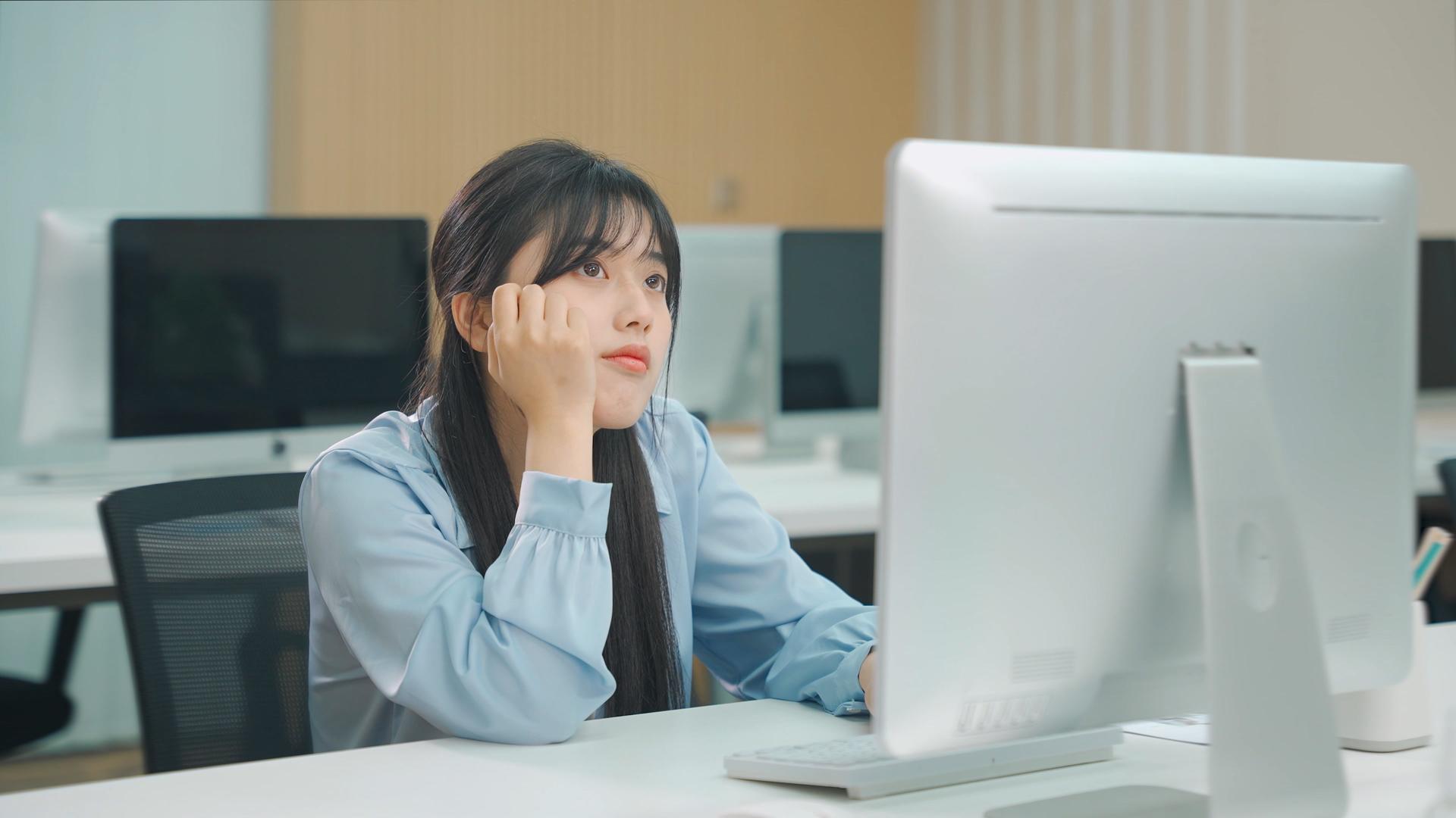 4k年轻女性办公精力不集中反应迟钝视频的预览图