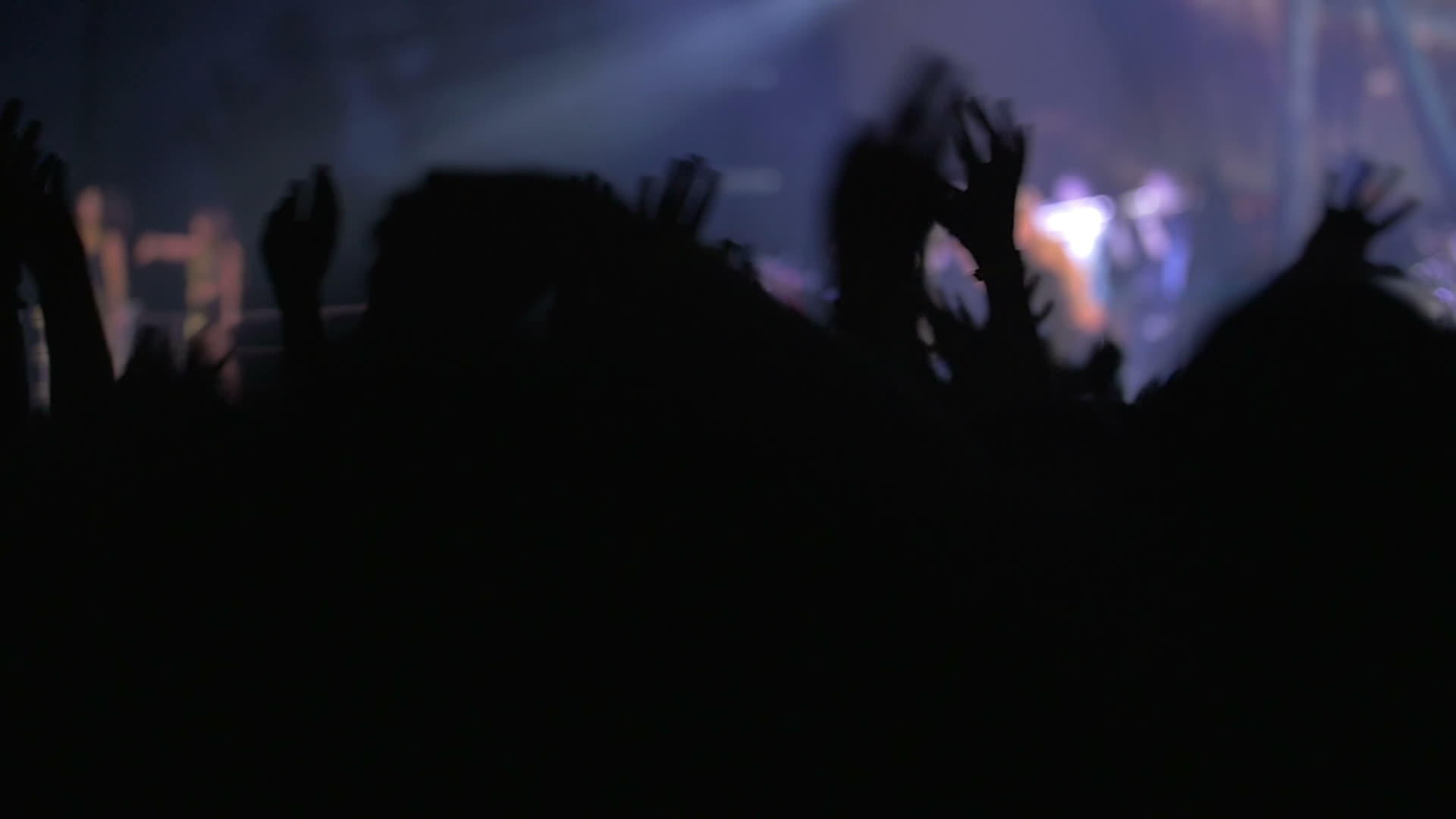 在音乐会上挥舞着球迷的手视频的预览图