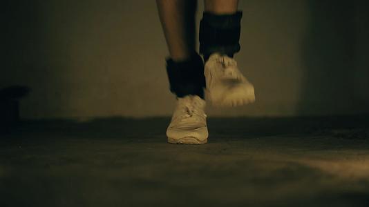 腿上穿黑色脚踝做各种跳跃和跑步练习视频的预览图