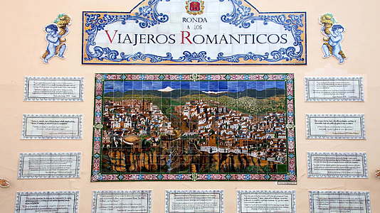 在墙上画画庆祝那些崇拜马拉加西班牙城市的作家视频的预览图