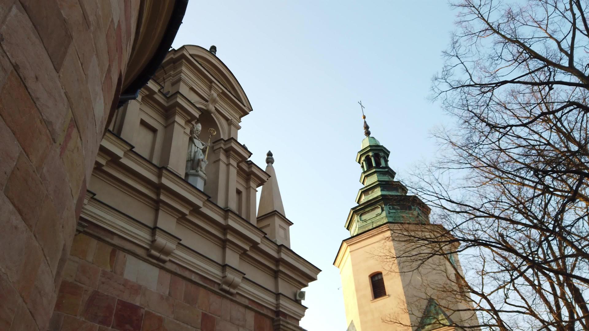 这座古老的教堂是欧洲城市的建筑结构视频的预览图