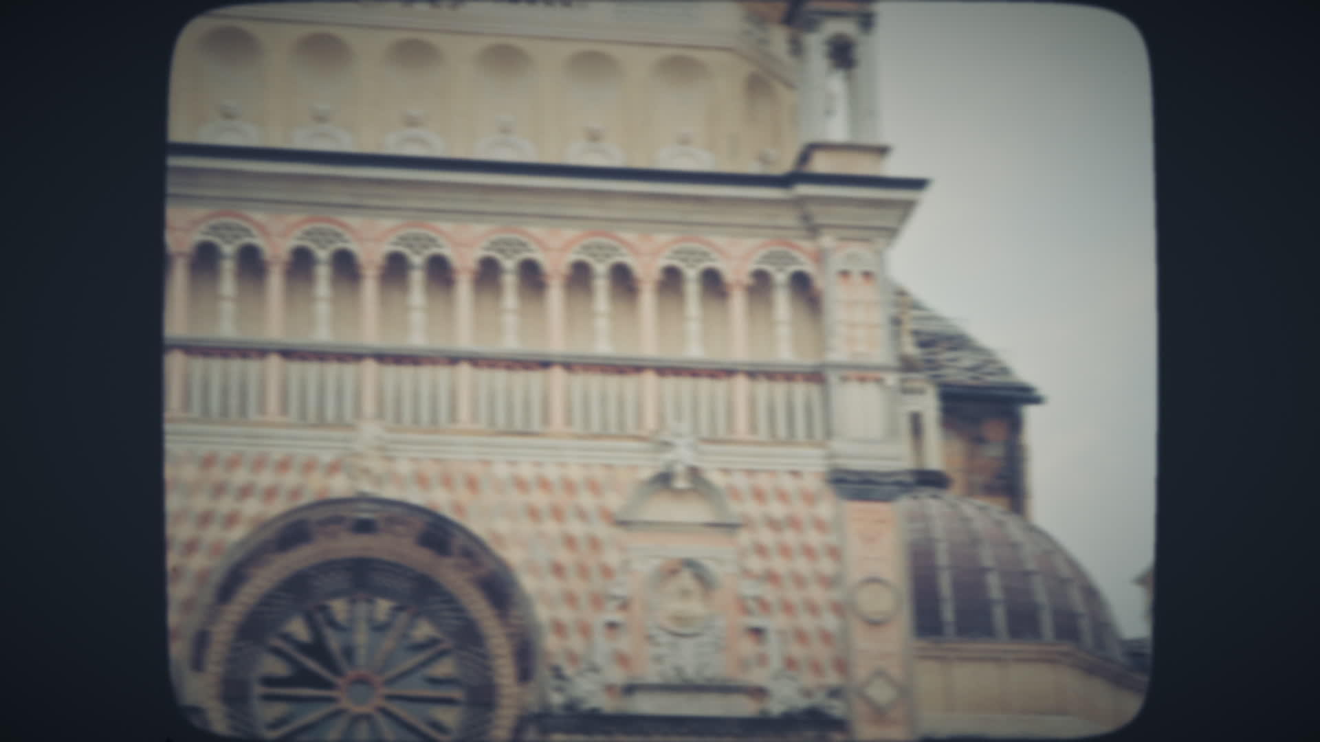欧洲古代教堂的外观视频的预览图