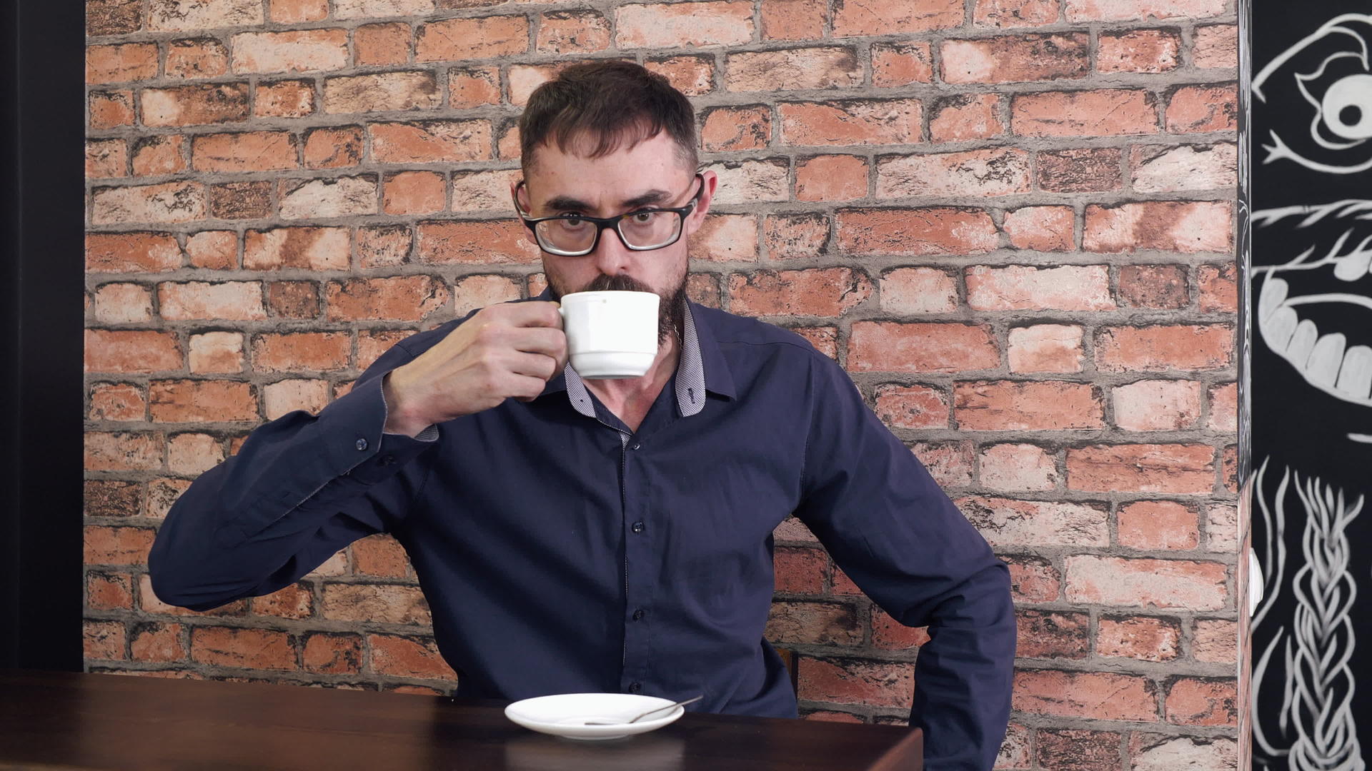 喝咖啡的成熟男熟男人视频的预览图