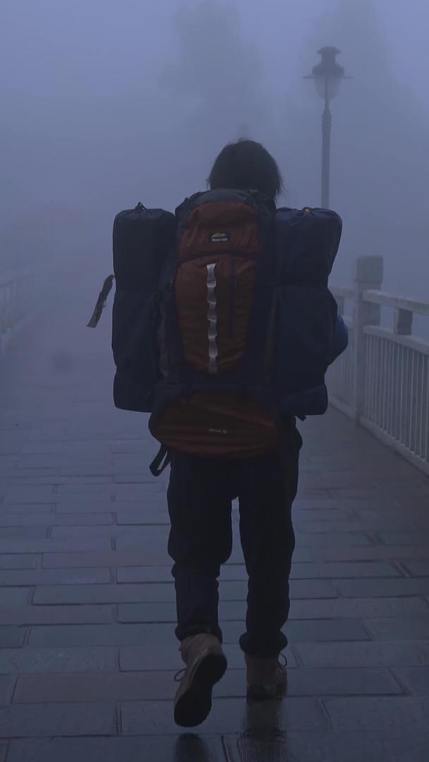 在晨雾中行走的户外徒步者张家界视频的预览图