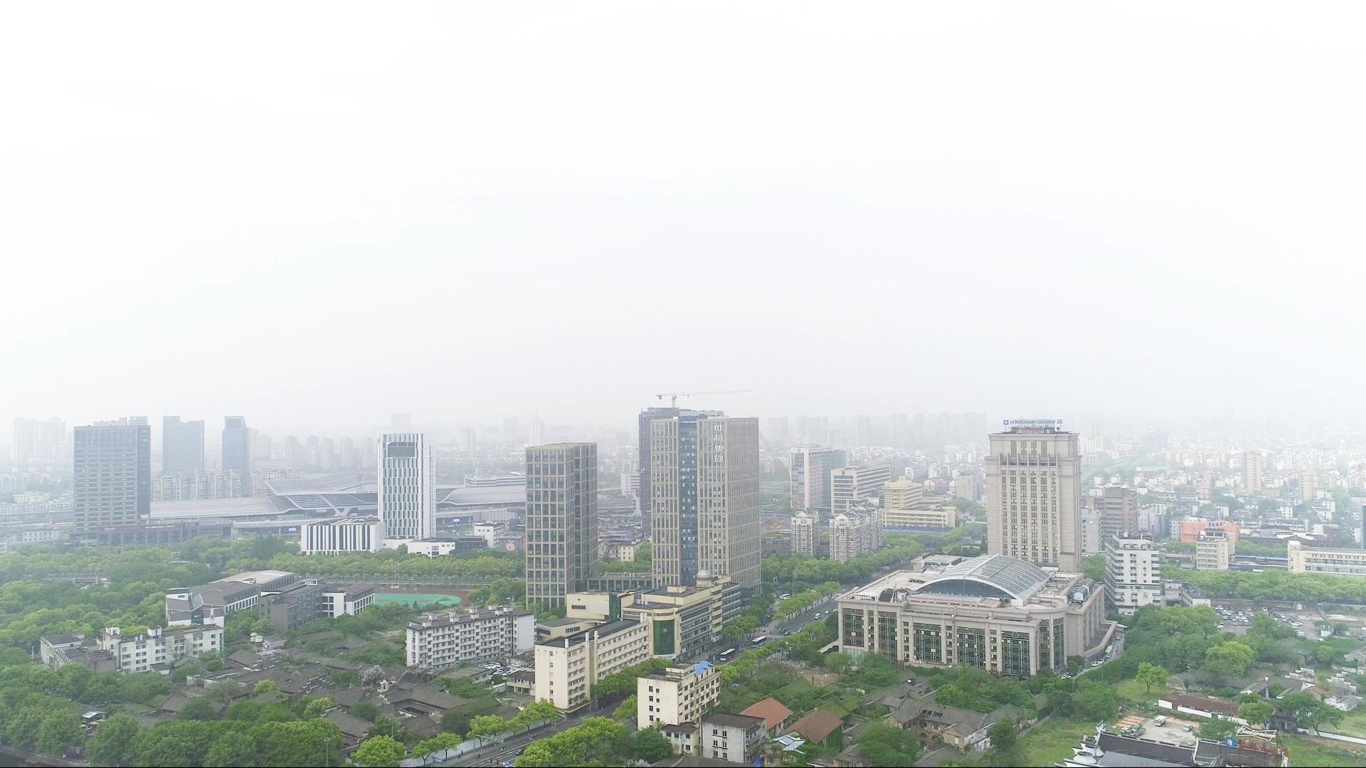 4k阴天城市居民楼航拍视频的预览图