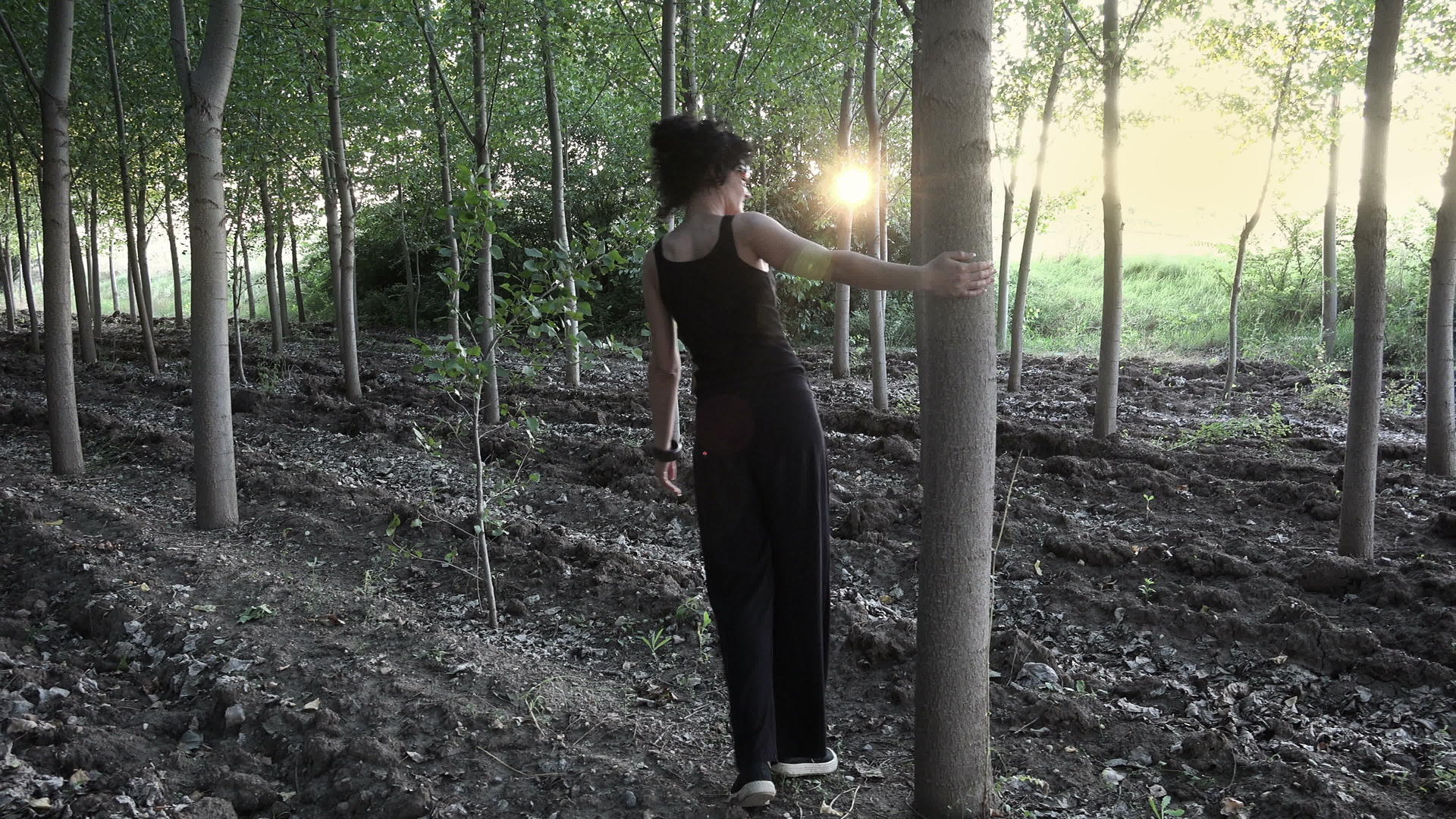 棕色的女人走在树林里享受自然视频的预览图