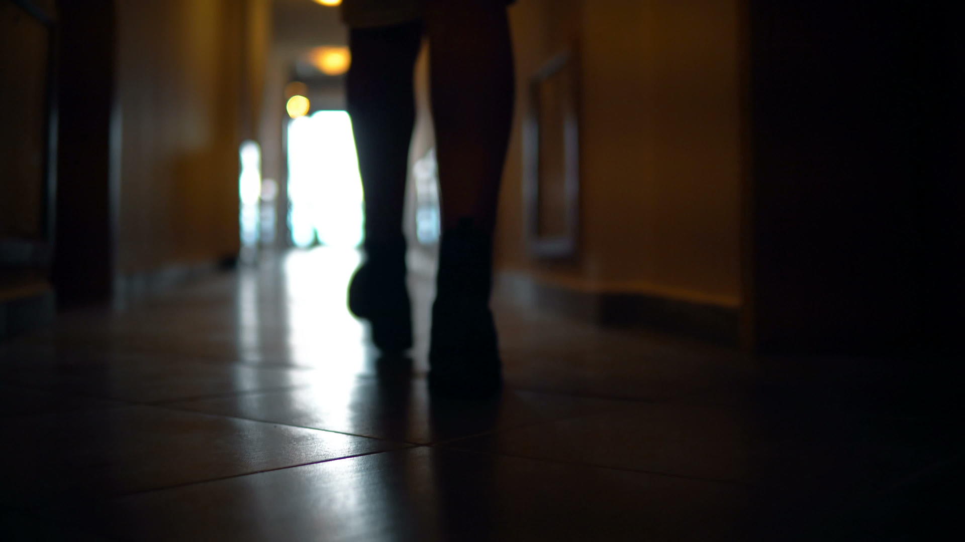 在黑暗着难以辨认的靴子的女人的脚步声沿着黑暗的走廊走视频的预览图