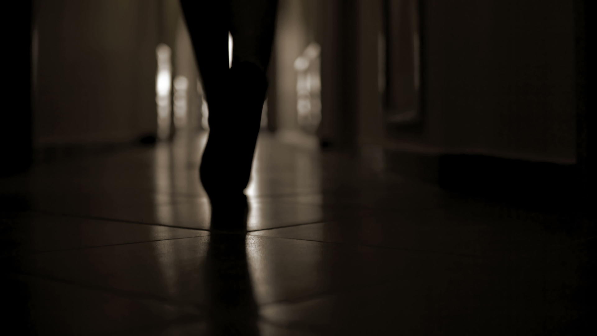 在黑暗的走廊里追求穿着高山鞋的不可辨认的女人的脚步视频的预览图