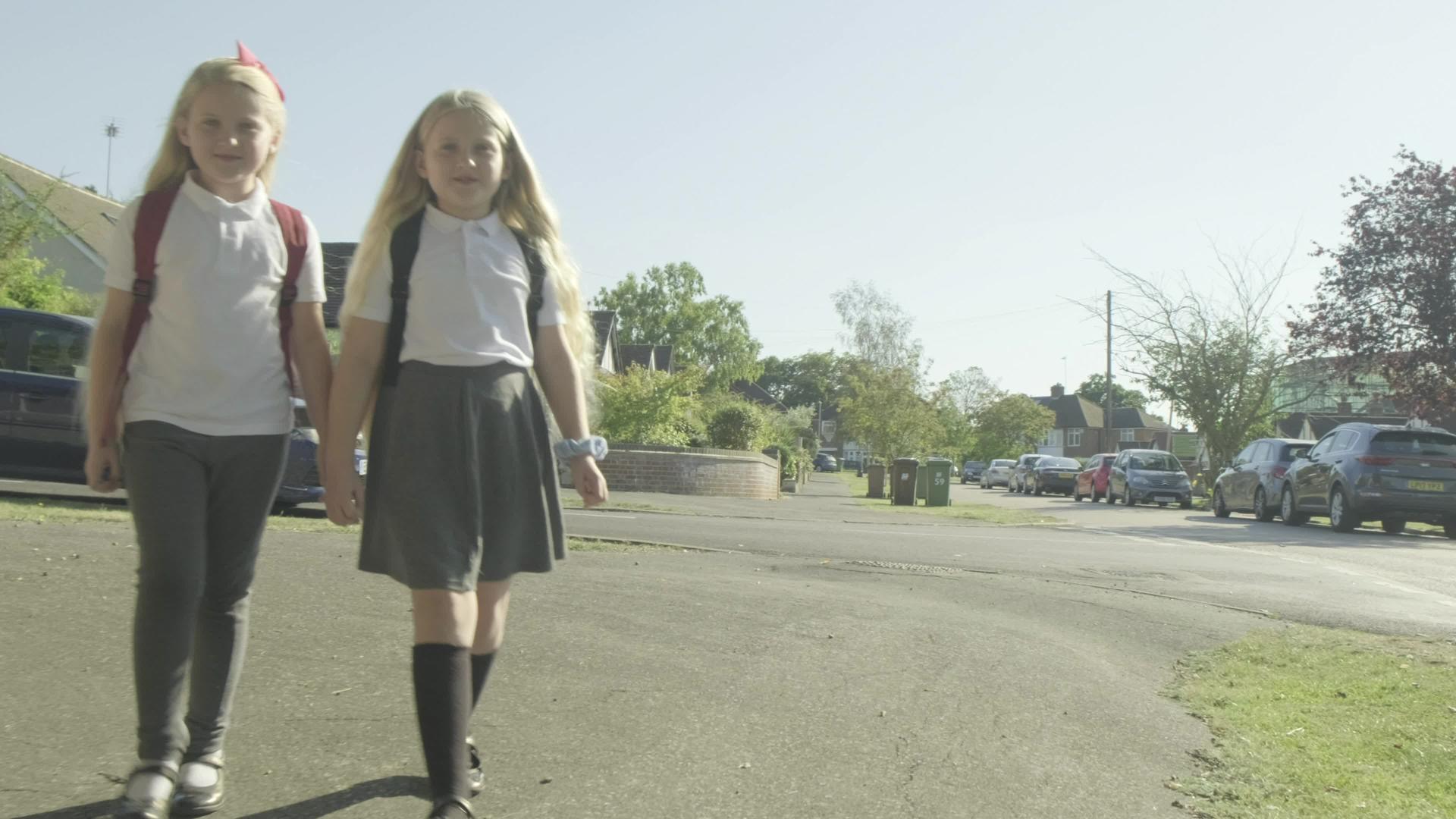 步行上学的双生女孩视频的预览图