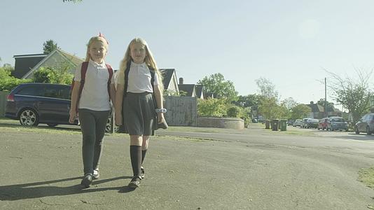 步行上学的双生女孩视频的预览图