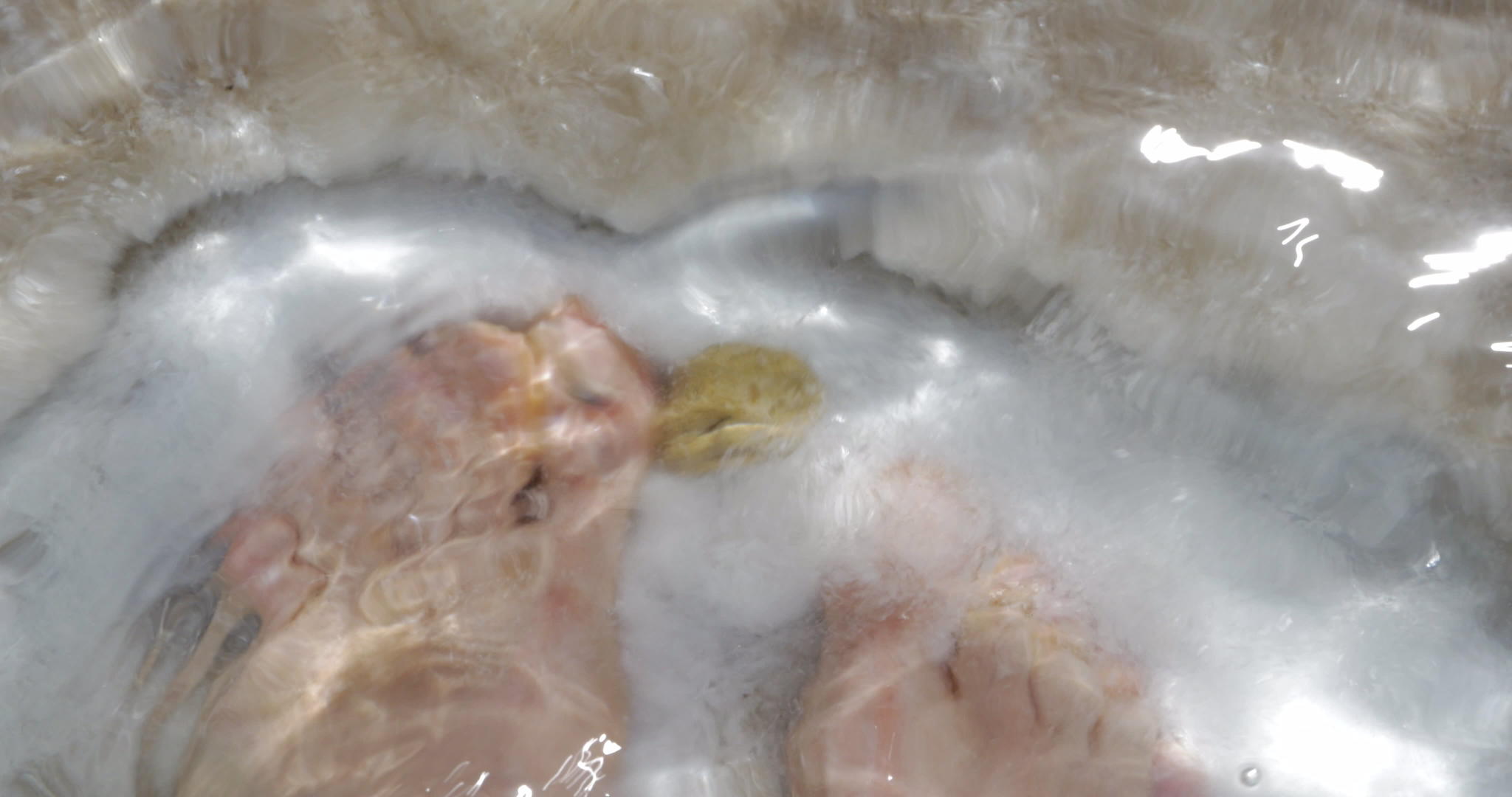 在纯盐水中人脚在死海伊撒视频的预览图