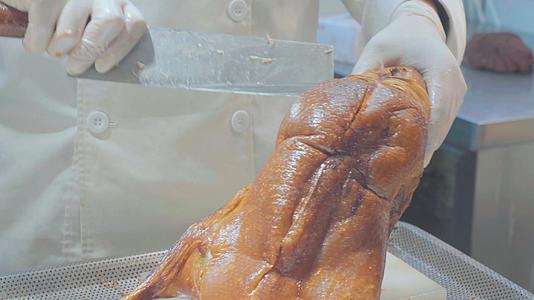 一组制作北京北京烤鸭传统美食视频的预览图