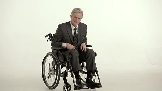 坐在轮椅上的灰色头发残疾人享有生命视频的预览图