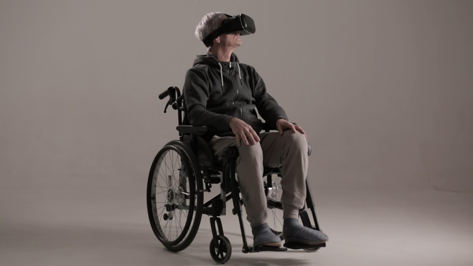 坐在轮椅上的成年人戴着虚拟现实眼镜视频的预览图