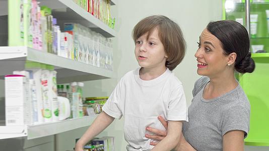 检查药店销售的产品包括美容和小儿子在药店销售的产品视频的预览图