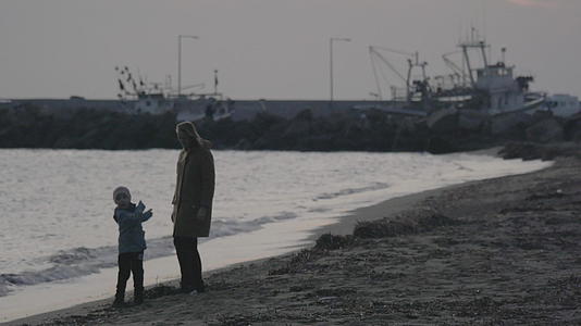 冬天 我和儿子在爱琴海的海滩上玩耍Nanakallikratia视频的预览图