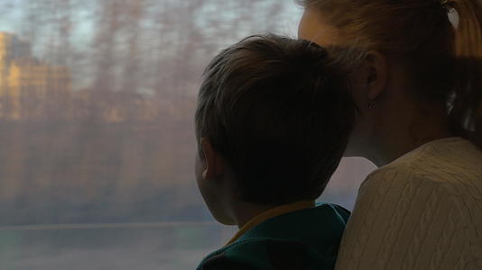 婴儿、母亲和孩子在火车窗外旅行视频的预览图