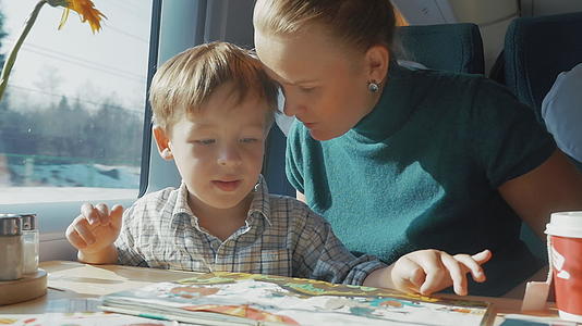 母亲和孩子的书在火车上视频的预览图