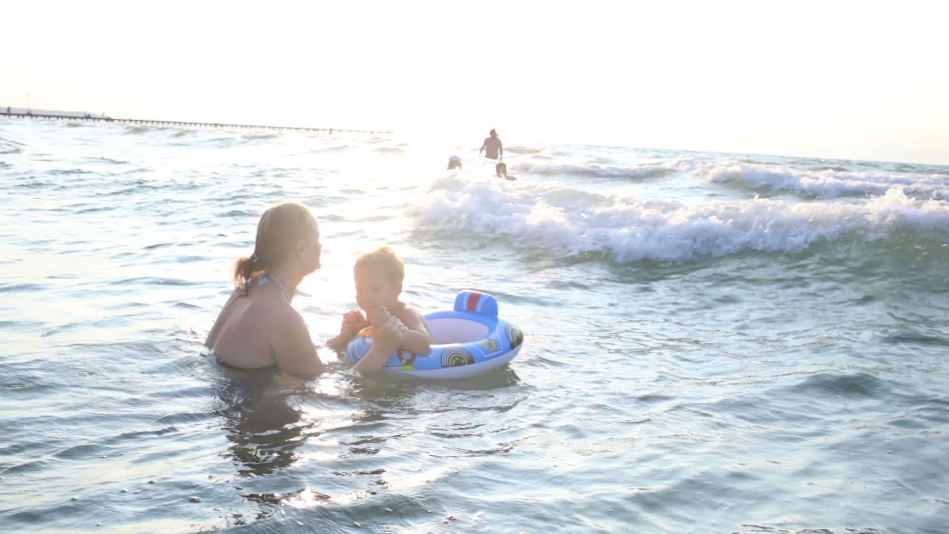 母亲和她的小男孩在海里游泳视频的预览图