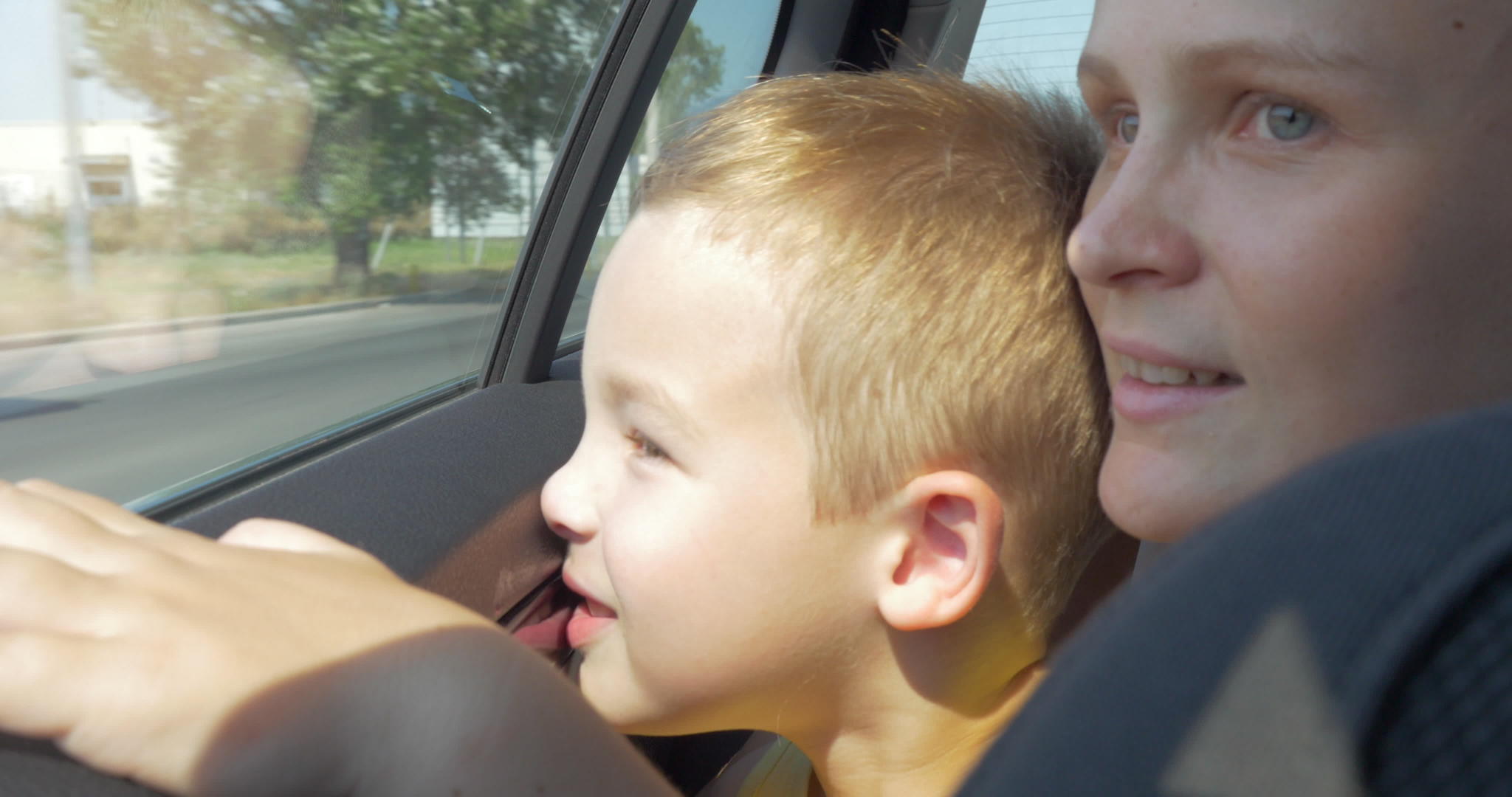 母亲和儿子向窗外望去视频的预览图