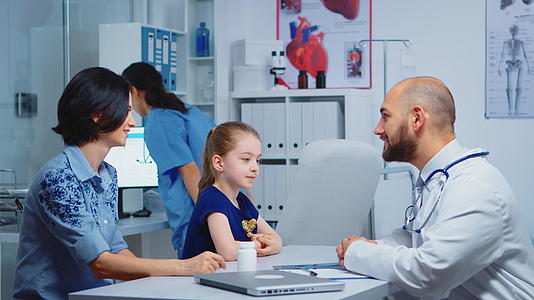 儿童和医生在诊所就诊视频的预览图