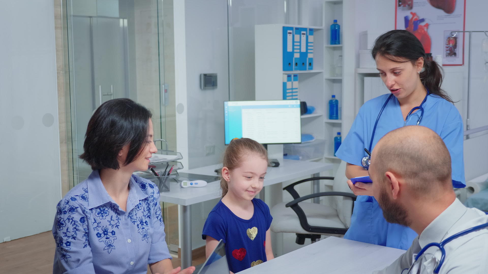医生和护士与儿童患者交谈视频的预览图