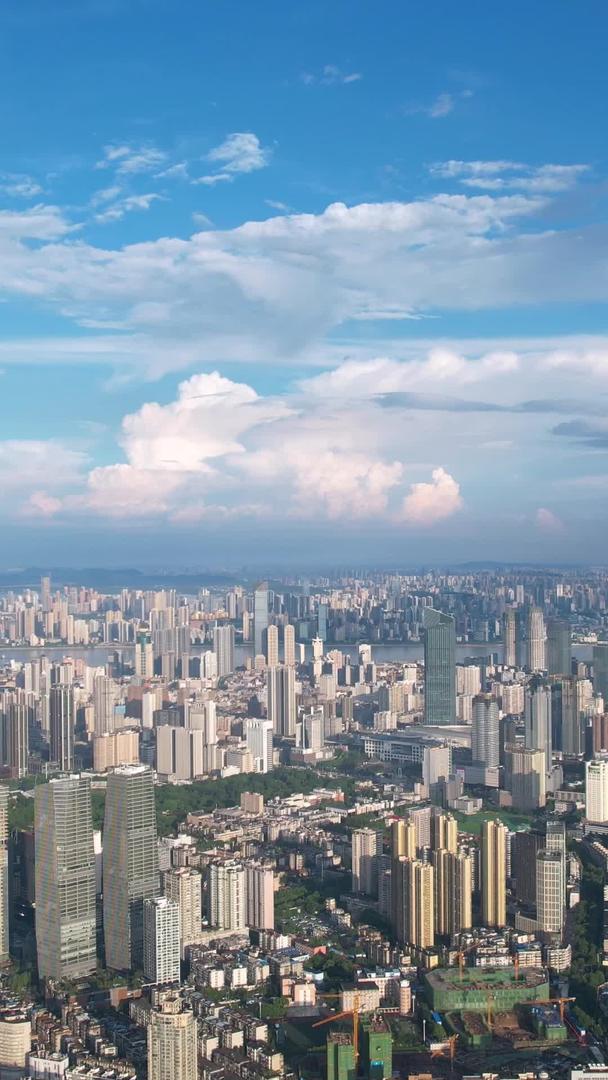 航拍城市蓝天白云晴天自然天气风光素材视频的预览图