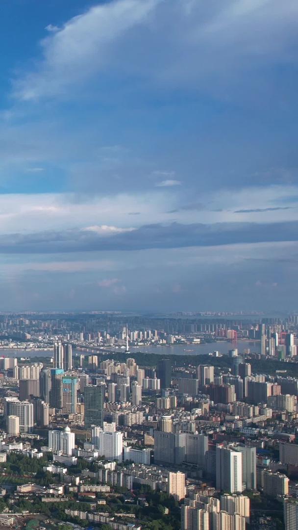航拍城市蓝天白云晴天自然天气风光素材视频的预览图