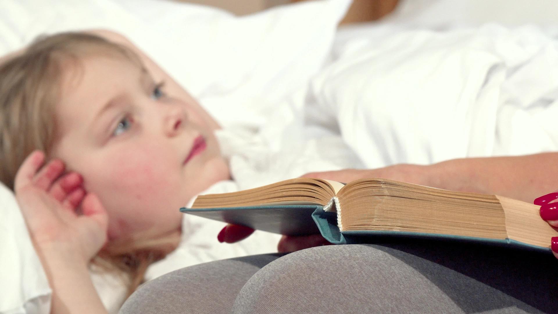深爱的母亲在睡觉前给女儿读童话视频的预览图
