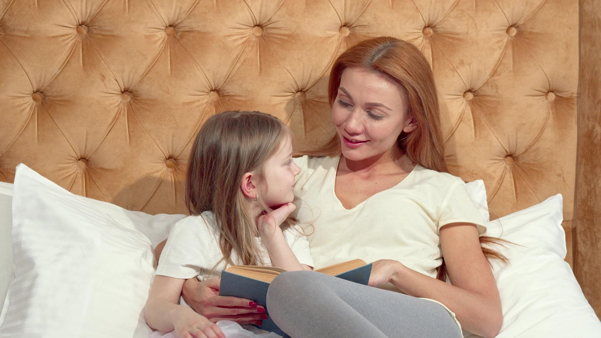 迷人的女人喜欢和可爱的小女儿一起读书视频的预览图