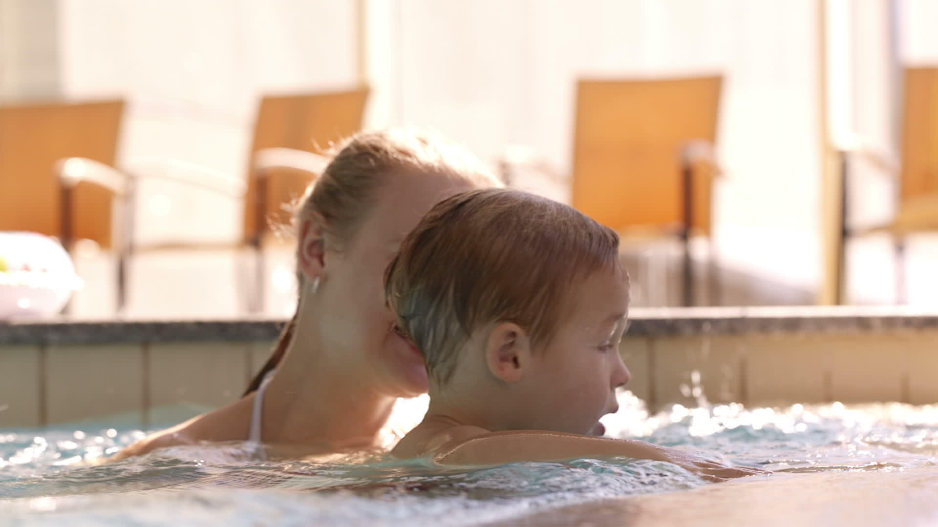 母亲和儿子在游泳池里视频的预览图