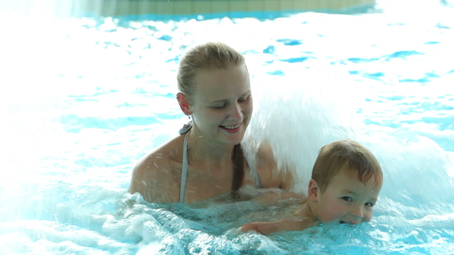 母亲和儿子在游泳池里视频的预览图