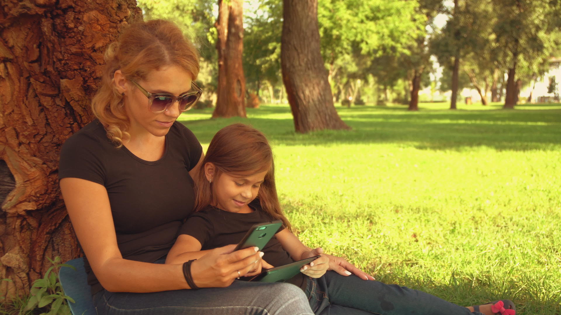 快乐的家庭在公园里享受时光视频的预览图