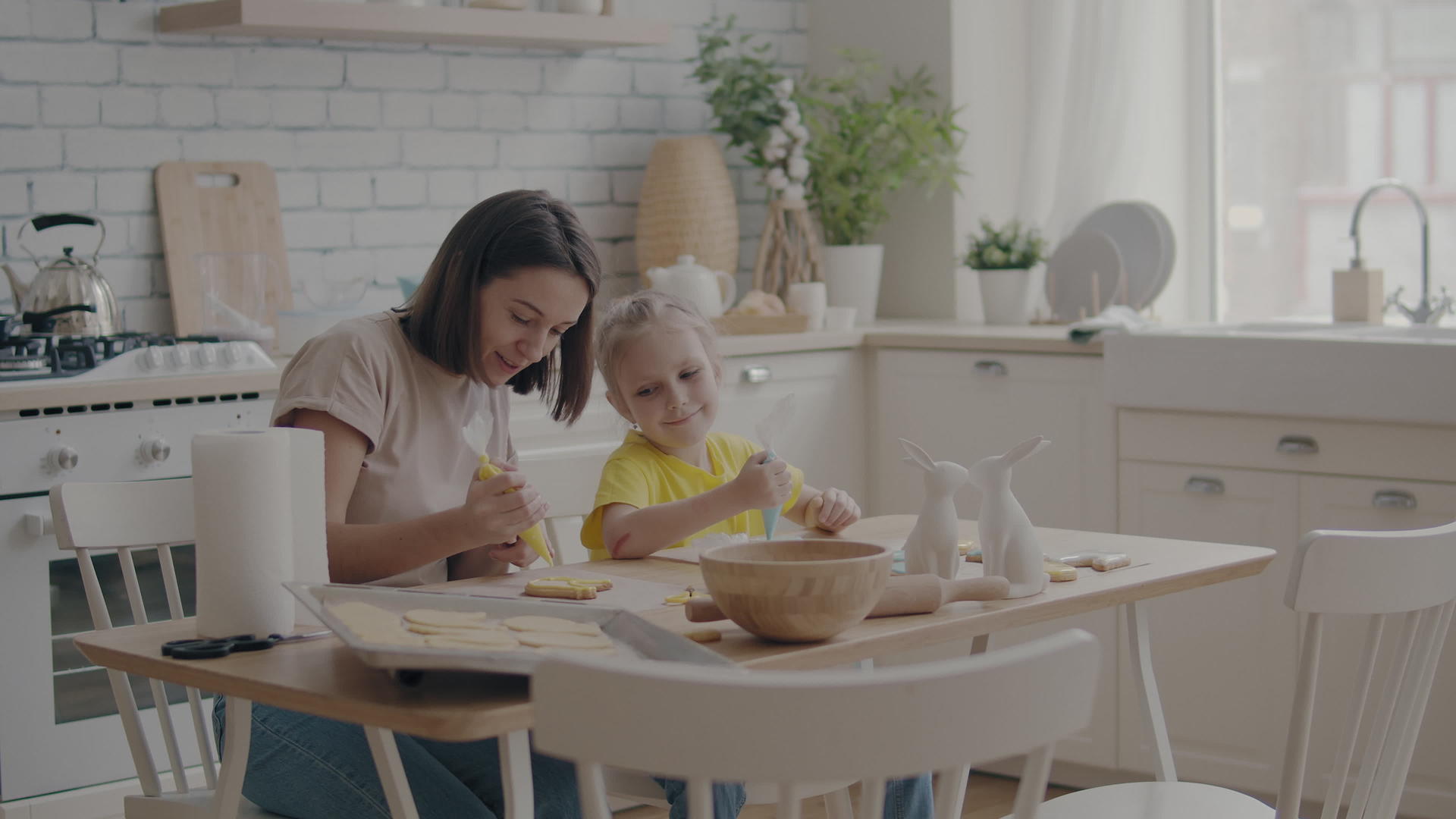 厨房里有孩子做饭的家庭视频的预览图
