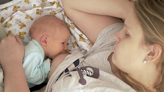 母亲在哺乳新生儿时睡觉视频的预览图