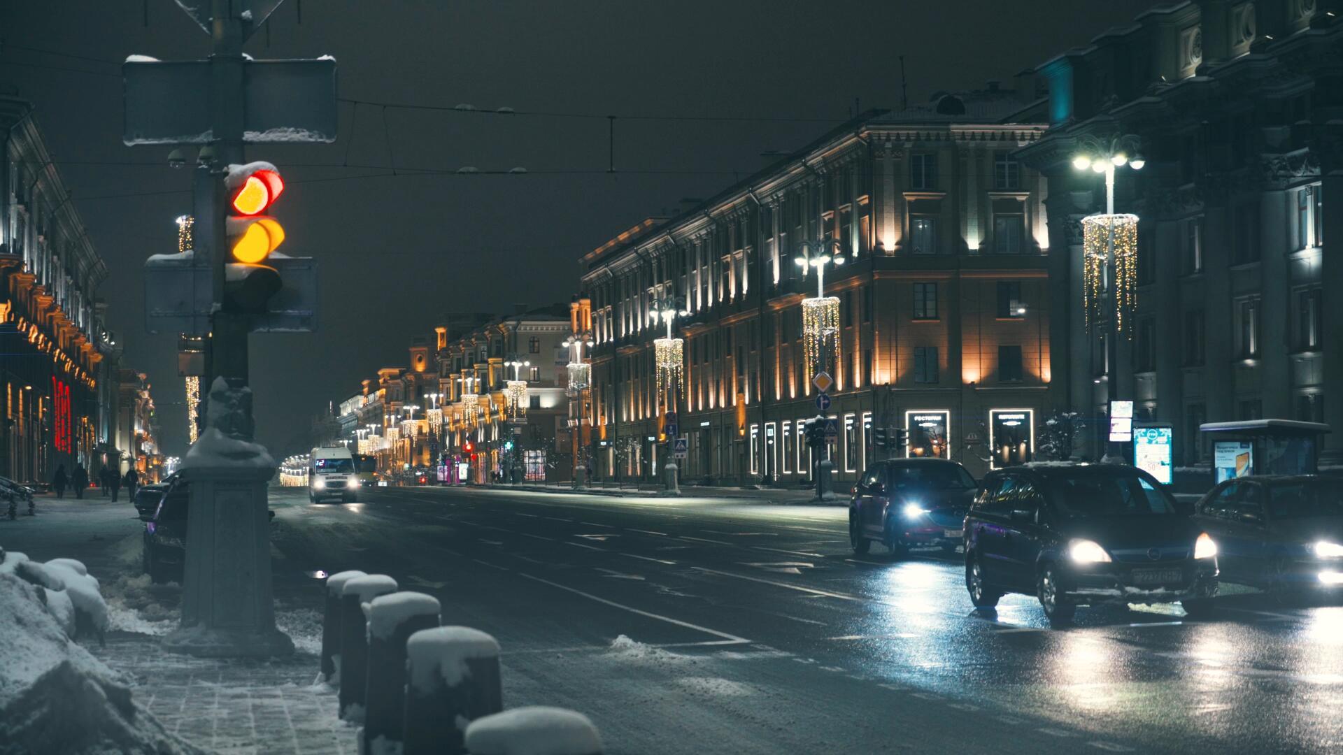 冬季极寒天气城市道路街头车流夜景视频的预览图