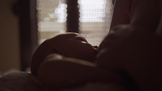母亲在睡觉前喂婴儿女儿视频的预览图