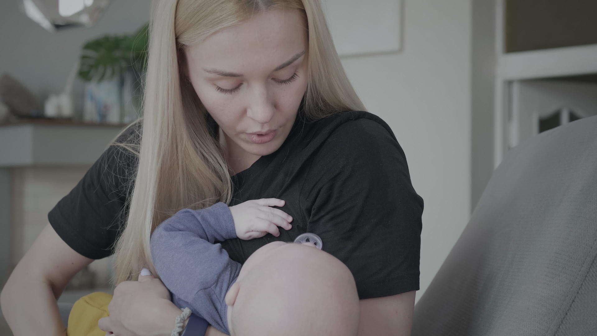 抚养和抚养新生儿的母亲视频的预览图
