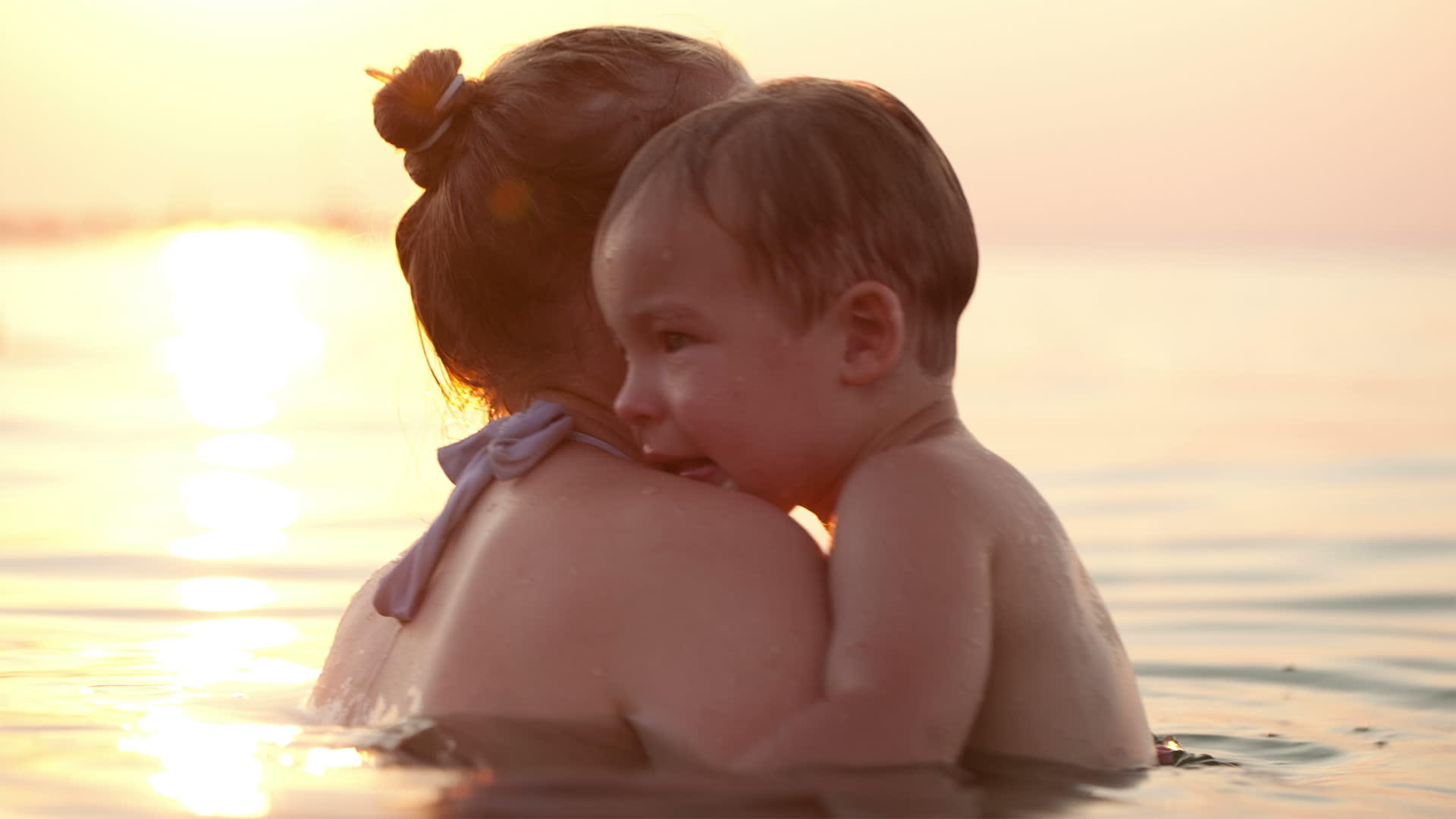 儿子和母亲住在海里视频的预览图