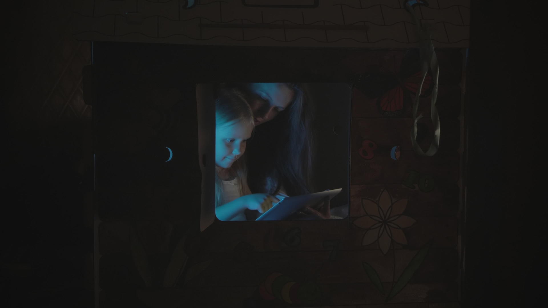 一个和妈妈在玩具屋的女孩视频的预览图