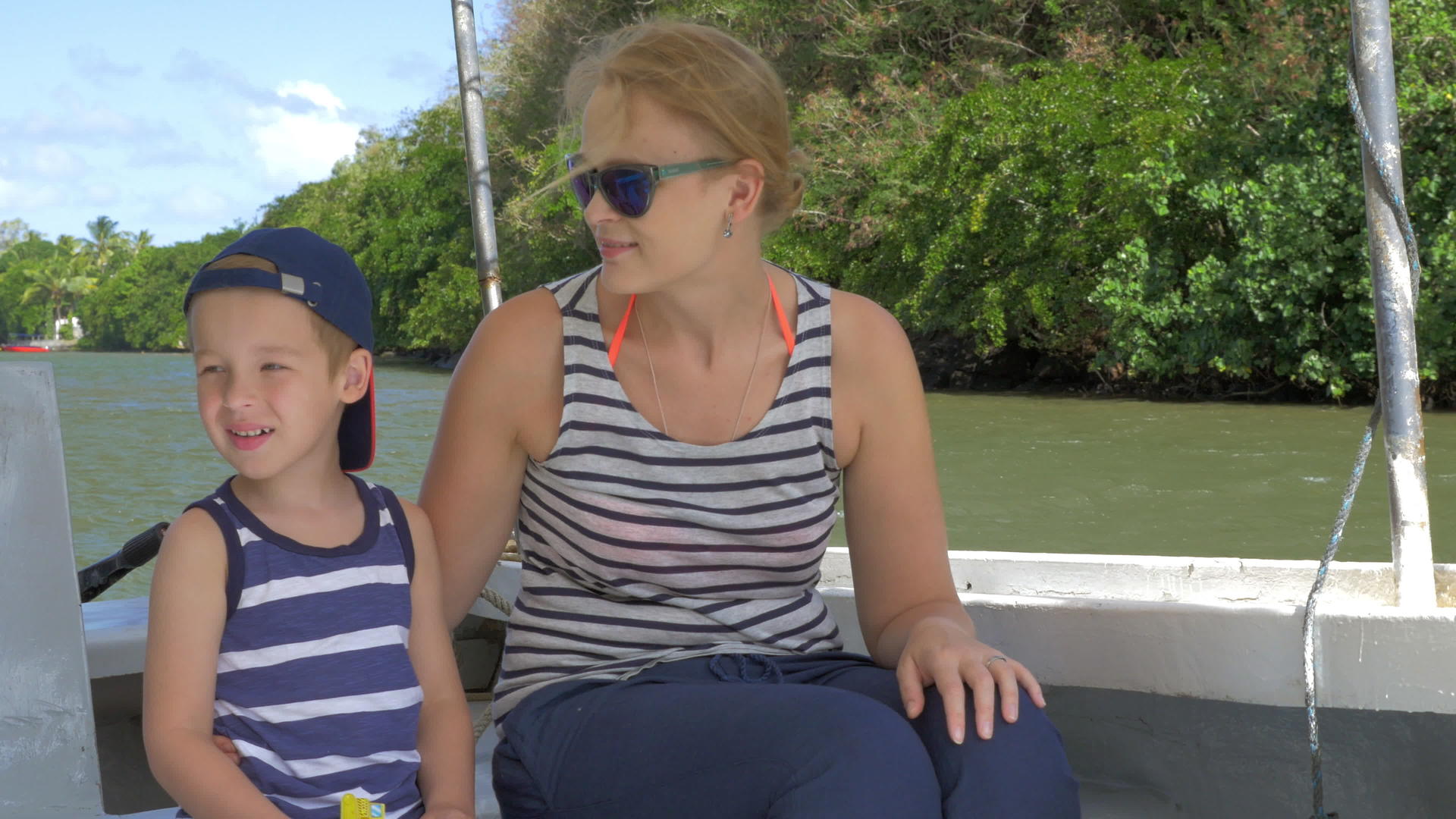 母亲和儿子有自然的船只旅行视频的预览图