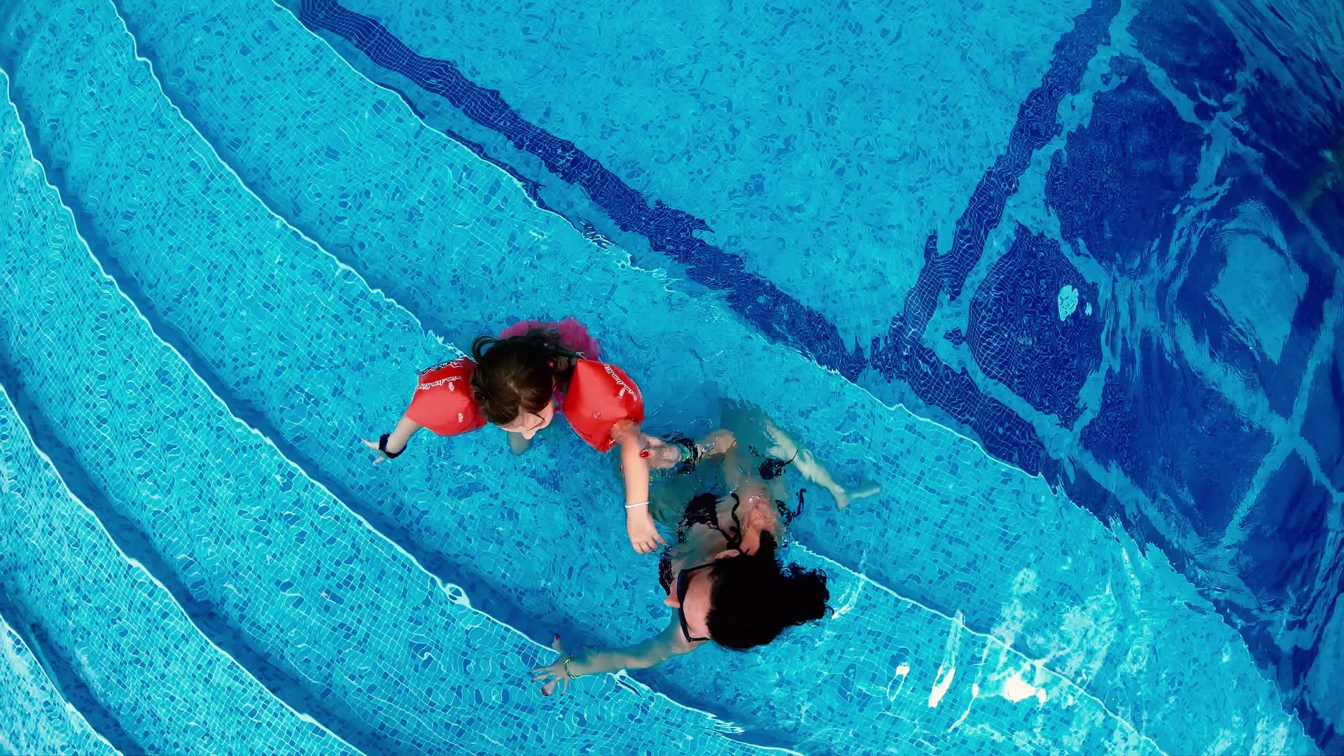 在豪华游泳池中放松的慢动作臂带轻轻移动视频的预览图