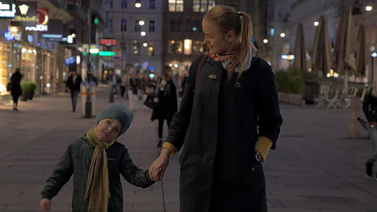 奥地利的母亲和孩子Viennna走在购物街上视频的预览图