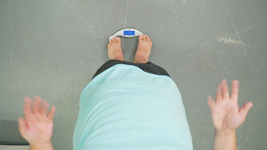 4k第一人称胖子上称称体重绝望动作视频的预览图