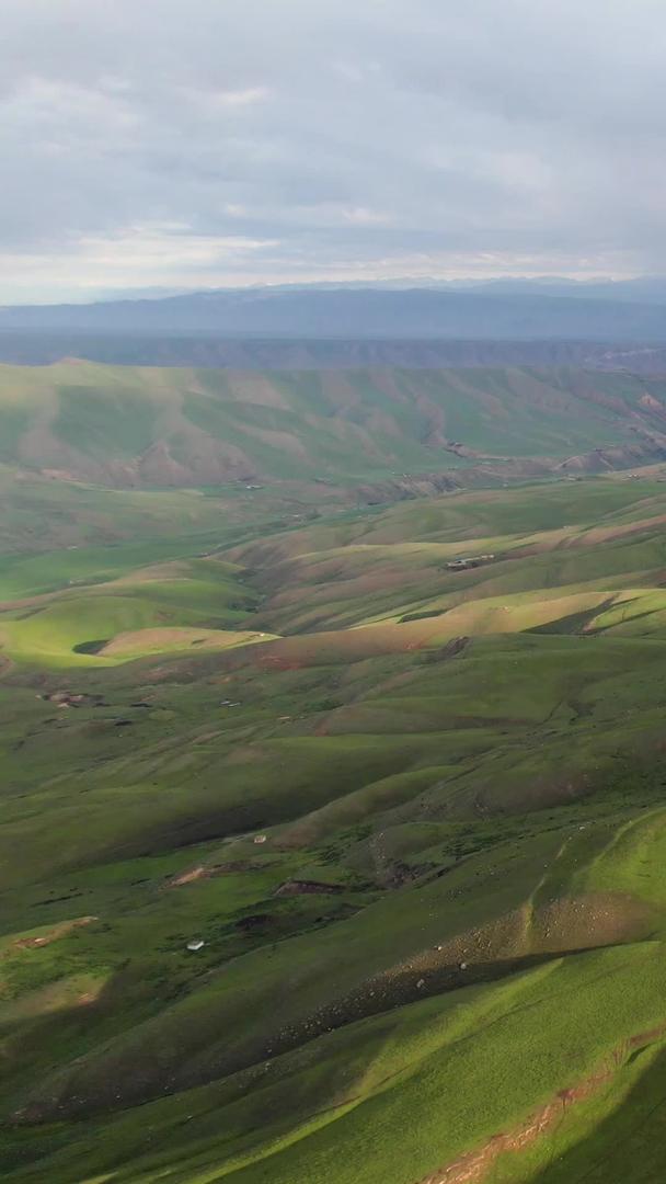 新疆伊犁壮丽的湖泊高山草原琼库什台大草原风光视频视频的预览图
