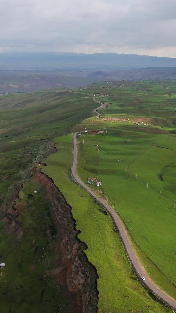 新疆伊犁壮丽的湖泊高山草原琼库什台大草原风光视频视频的预览图