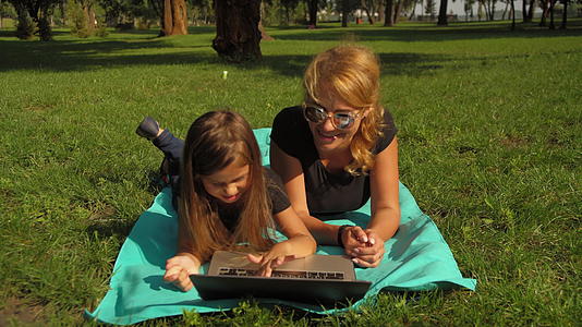 母亲和女儿使用笔记本电脑视频的预览图